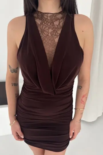 Dantel Detaylı Derin Dekolte Drapeli Mini Elbise Şık Kolsuz - Kahvrenegi