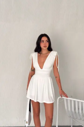 Derin V Yaka Etek Görünümlü Şortlu Elbise Drapeli Mini Yazlık - Beyaz