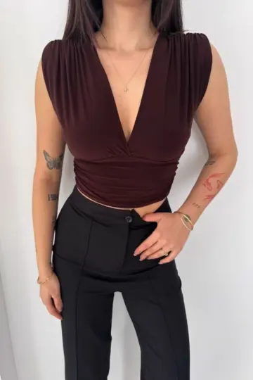 Vatkalı Kolsuz V Yaka Drapeli Crop Bluz Likralı Fit - Kahverengi