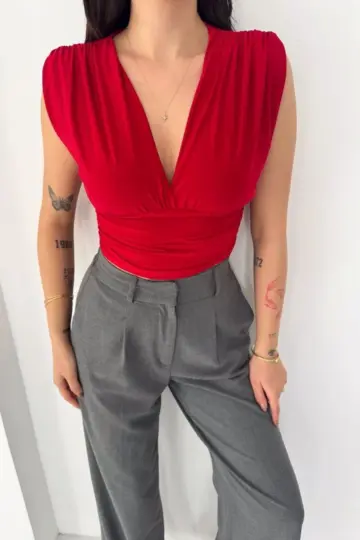 Vatkalı Kolsuz V Yaka Drapeli Crop Bluz Likralı Fit - Kırmızı