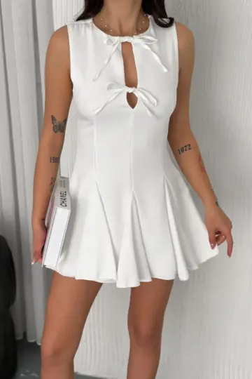 Göğüs Bağlamalı Kolsuz Mini Boy Elbise - Beyaz