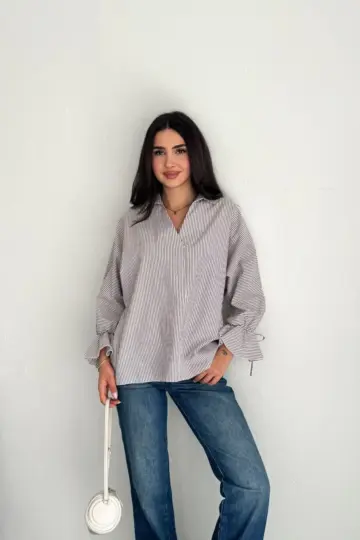 Arkası Asimetrik Yırtmaç Kesim Detaylı Cizgili Bluz Gömlek - Gri