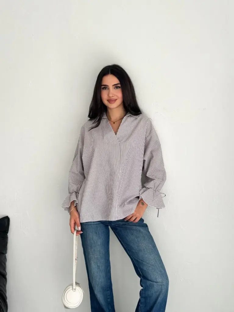 Arkası Asimetrik Yırtmaç Kesim Detaylı Cizgili Bluz Gömlek - Gri