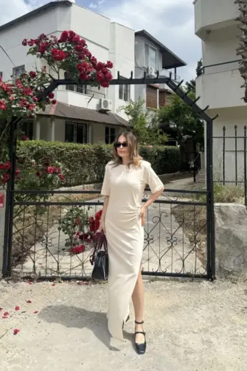 Kısa Kollu Uzun Yandan Yırtmaçlı Elbise - Bej