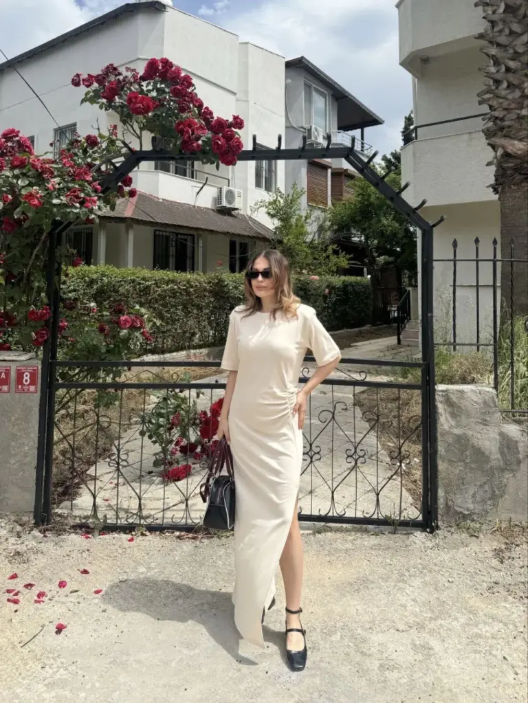 Kısa Kollu Uzun Yandan Yırtmaçlı Elbise - Bej